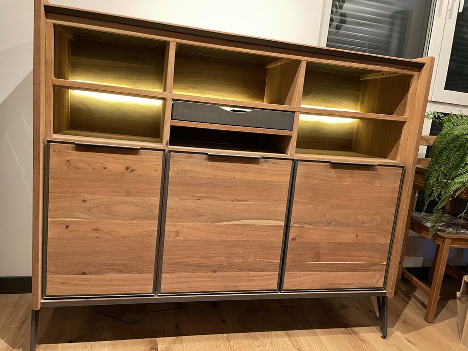 Wysoka komoda holenderskiej firmy Henders&Hazel