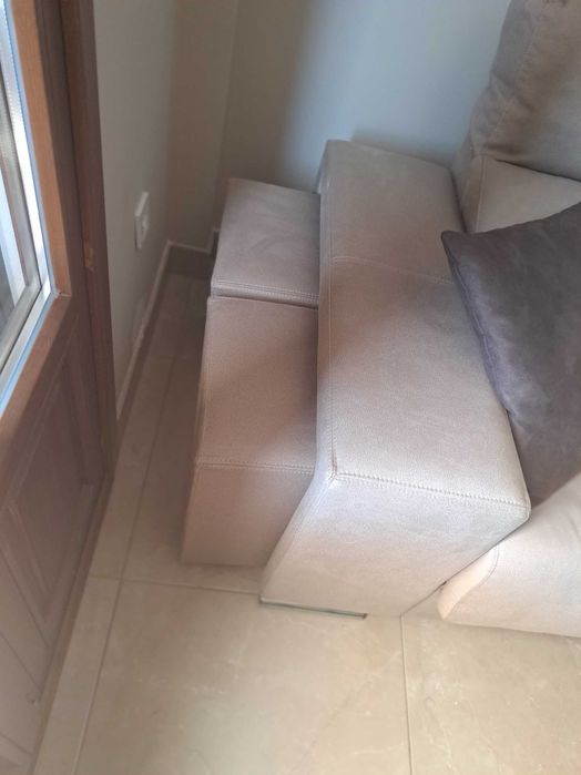 Sofa com dois puffs e arrumação