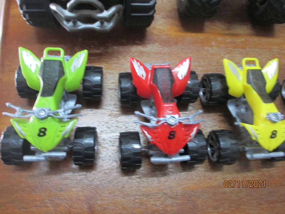 Vários moto4 em miniatura