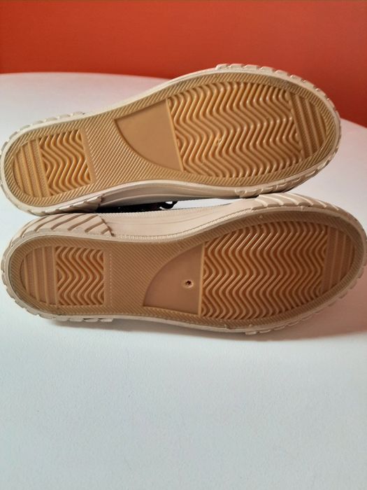 Obuwie sportowe młodzieżowe nowe