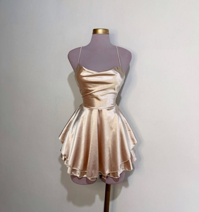 Атласна сукня з відкритою спиною