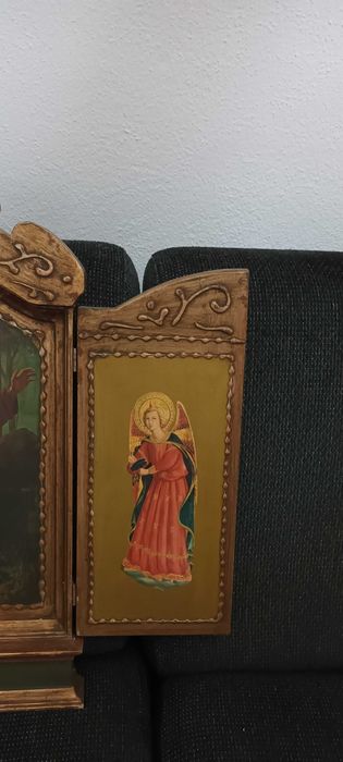 Retábulo antigo, em madeira e em exelentes condições.