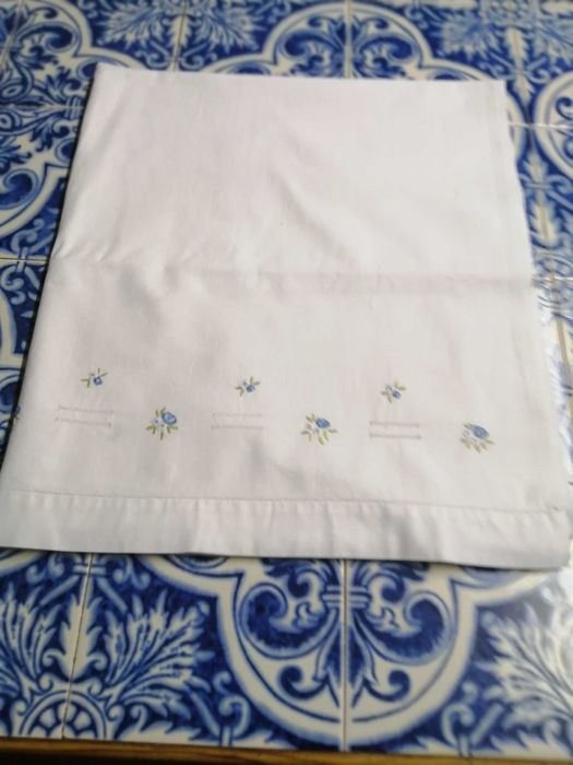 Lençóis de bebé em cores e em branco