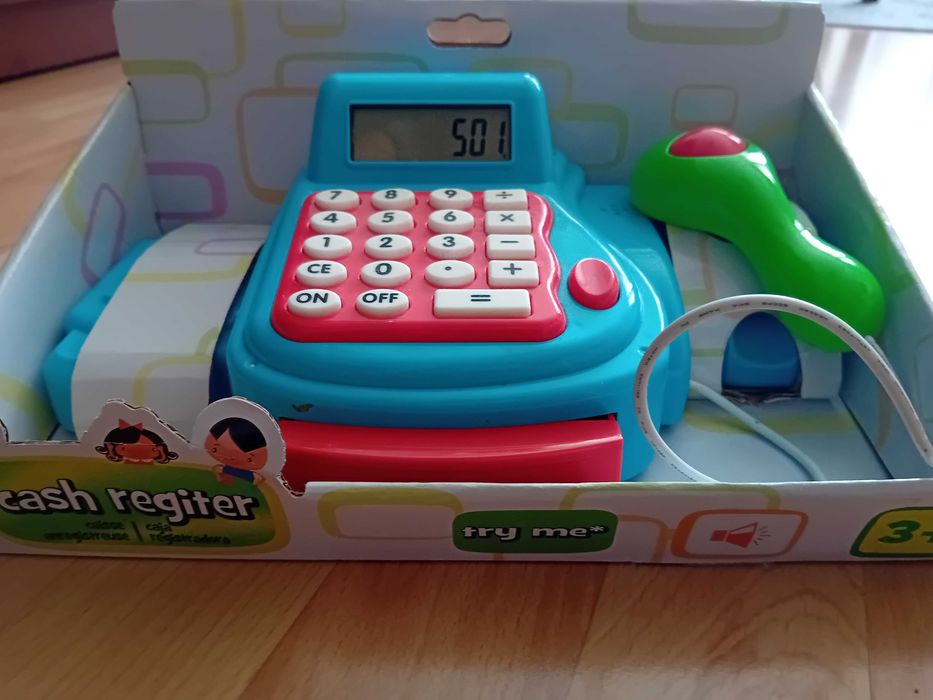 Zabawka kasa fiskslna i zestaw owocow z akcesoriami do zabawy w sklep.