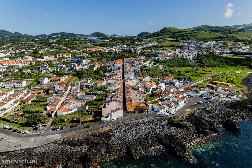 Moradia T3 com Terraço e Vista Mar em Santa Cruz, Lagoa