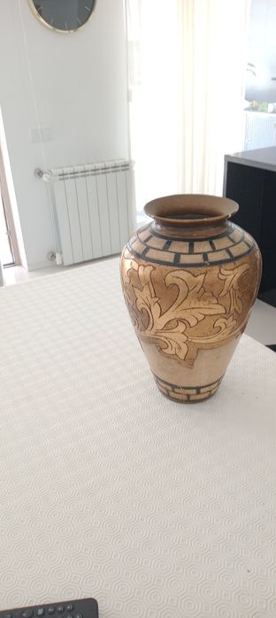 Jarrão em tons de dourado e preto usado