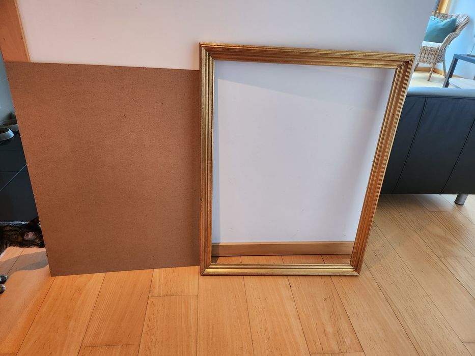 Moldura em cor dourado envelhecido