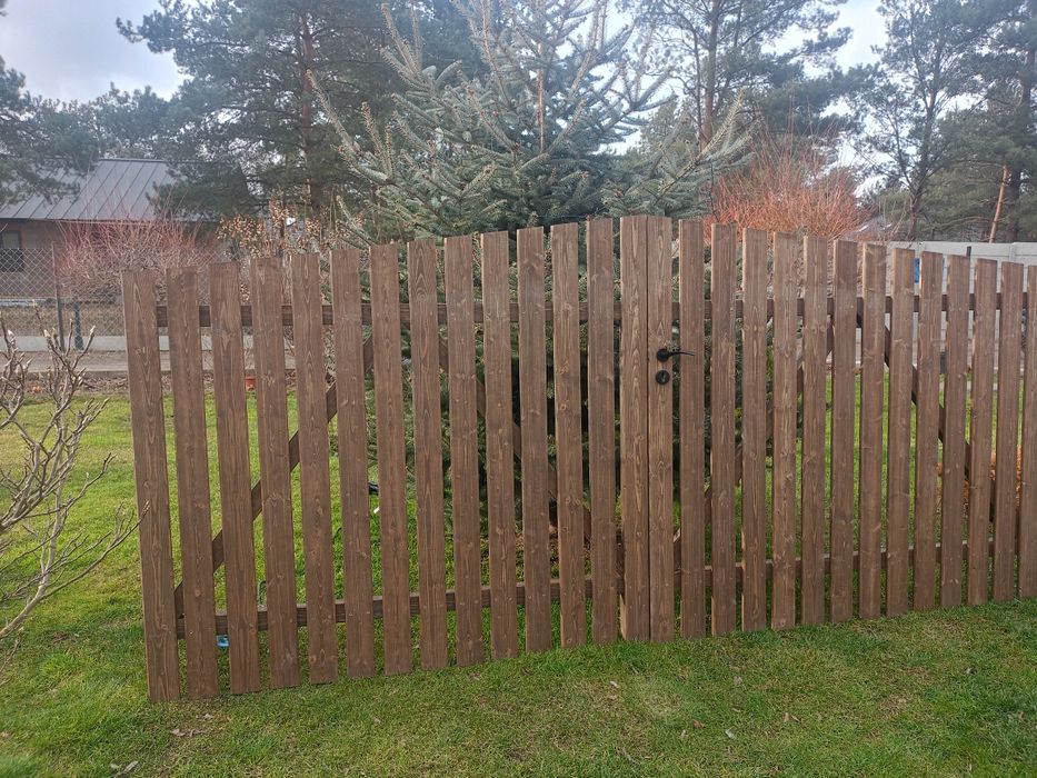 Brama ze sztachet drewnianych