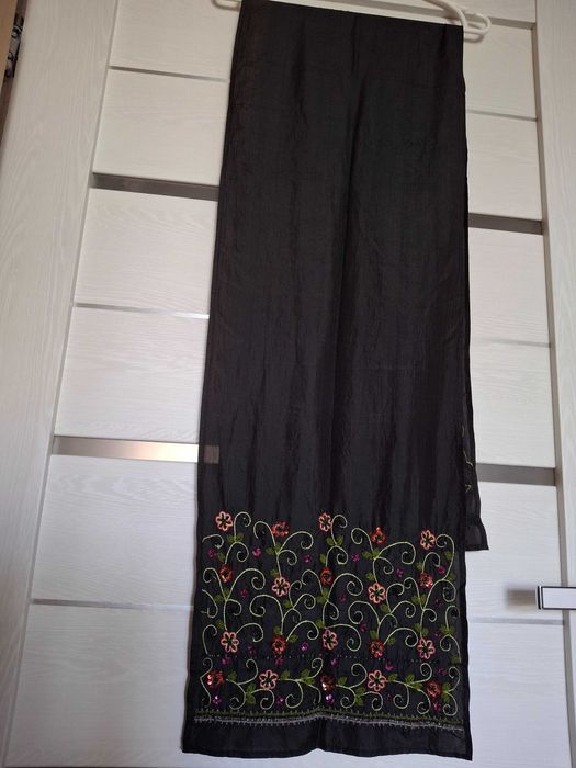 100 % silk Czarny jedwabny biżuteryjny szal apaszka haftowany