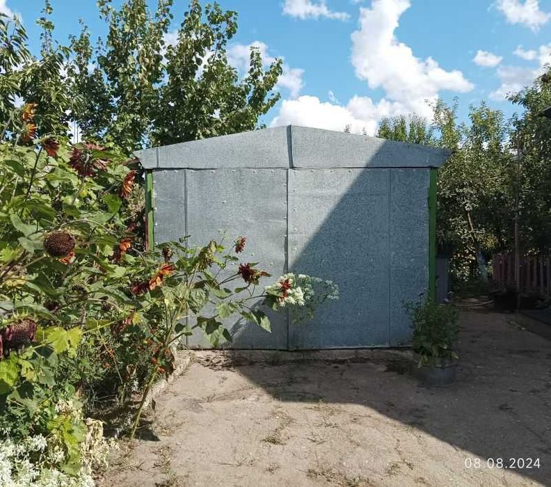 Продам.. двухэтажный кирпичный дом в Мерефе.