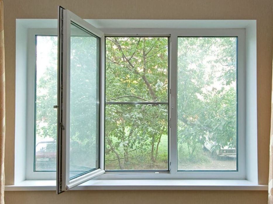 КЛІНІНГ МИТТЯ ВІКОН У КИЄВІ — швидко, чисто, без розводів!