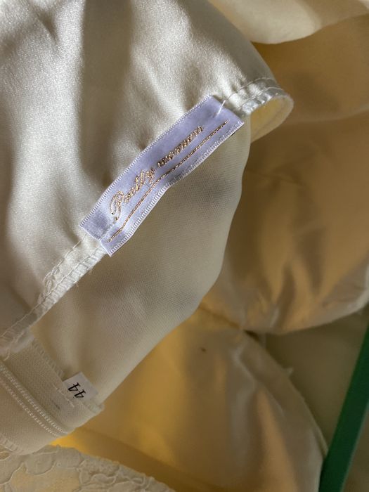 Długa suknia z cekinami w lekko żółtym odcieniu roz 44