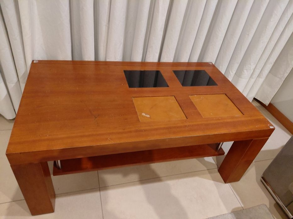 Mesa de centro de madeira usada.