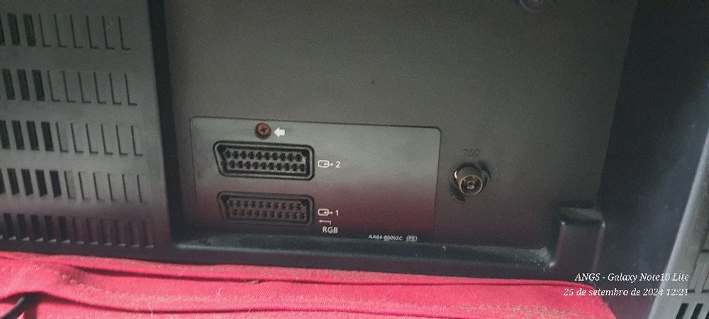 Excelente TV Samsung 32' (tubo) + extras.