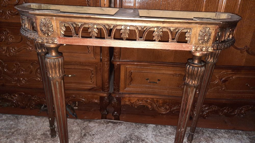 Столик з мрамором