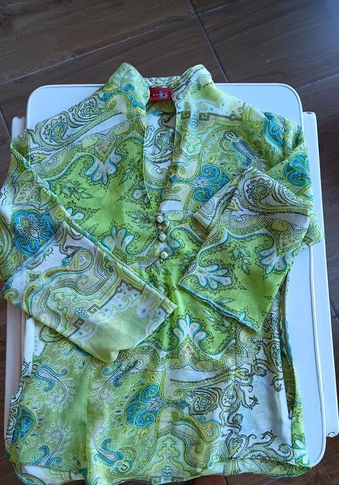 2 blusas de senhora, tamanho M.