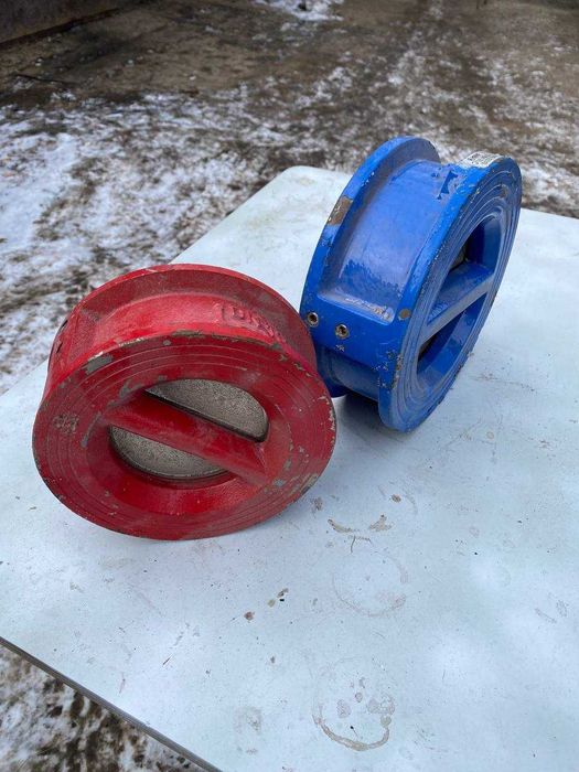 двухстворчатый меж фланцевый обратный клапан.