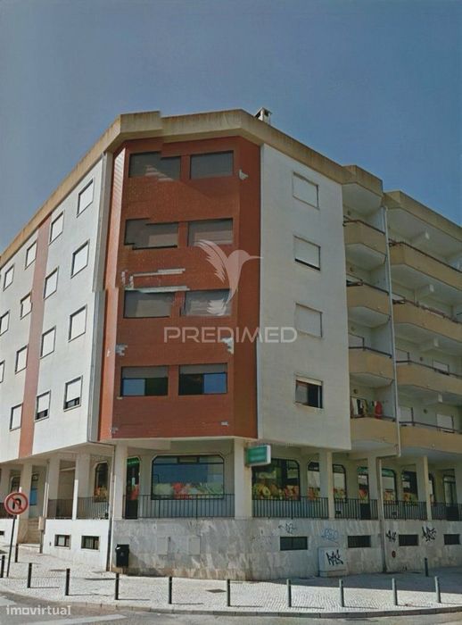Loja comercial  com 2 pisos / Entroncamento.