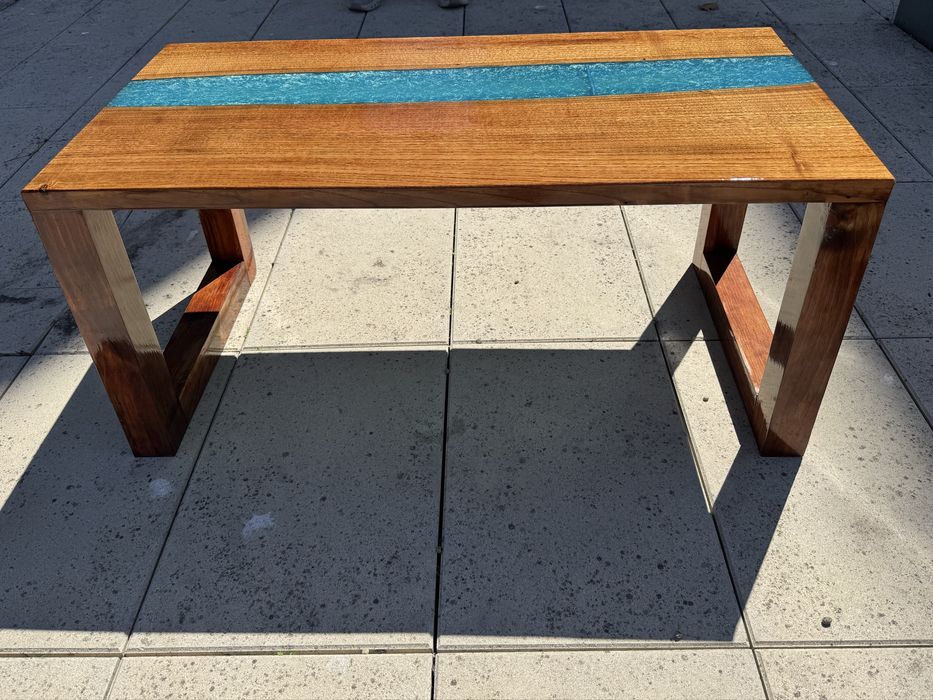 Coffee Table em Carvalho & Resina Epóxi — Peça Única  Preço: 800 €  Coffee table artesanal feita à mão em madeira maciça de carvalho e resina epóxi,