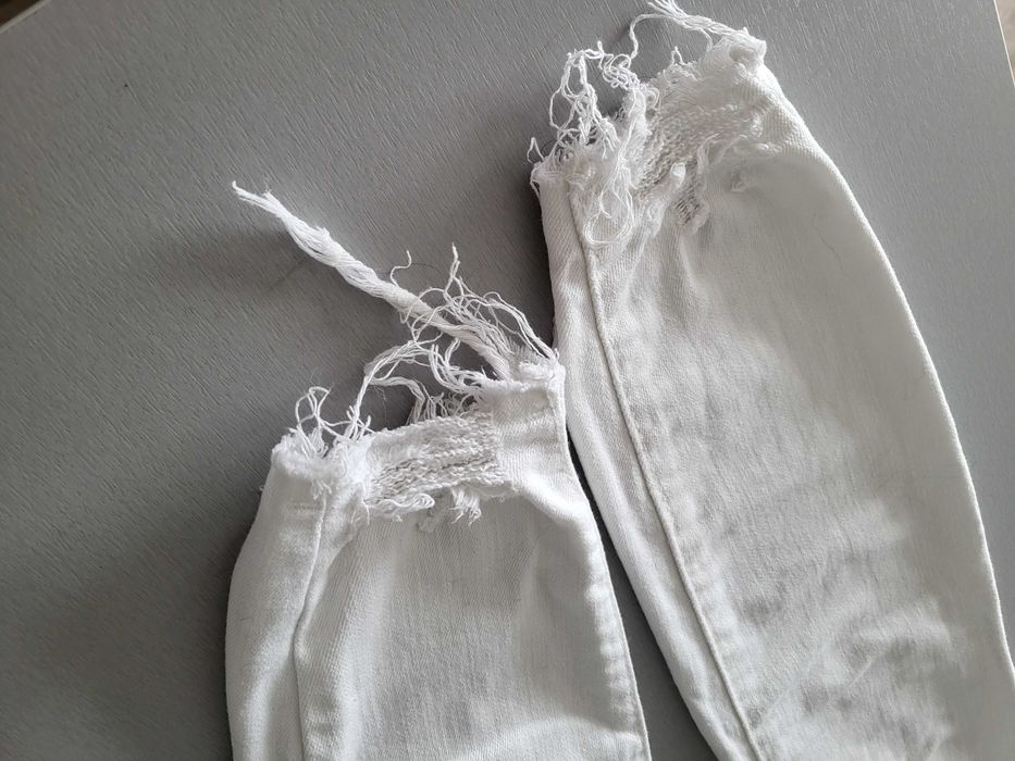 Białe spodnie jeansowe przetarcia 7/8 r.36