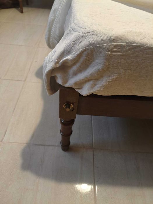 Cama em madeira + estrado + colchão solteiro
