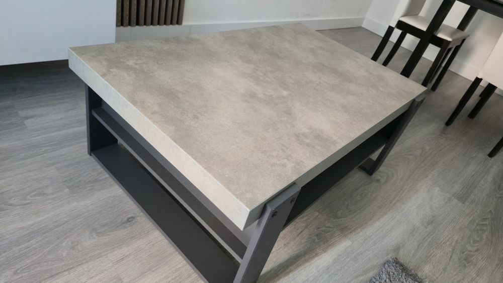 Mesa de centro cinzenta