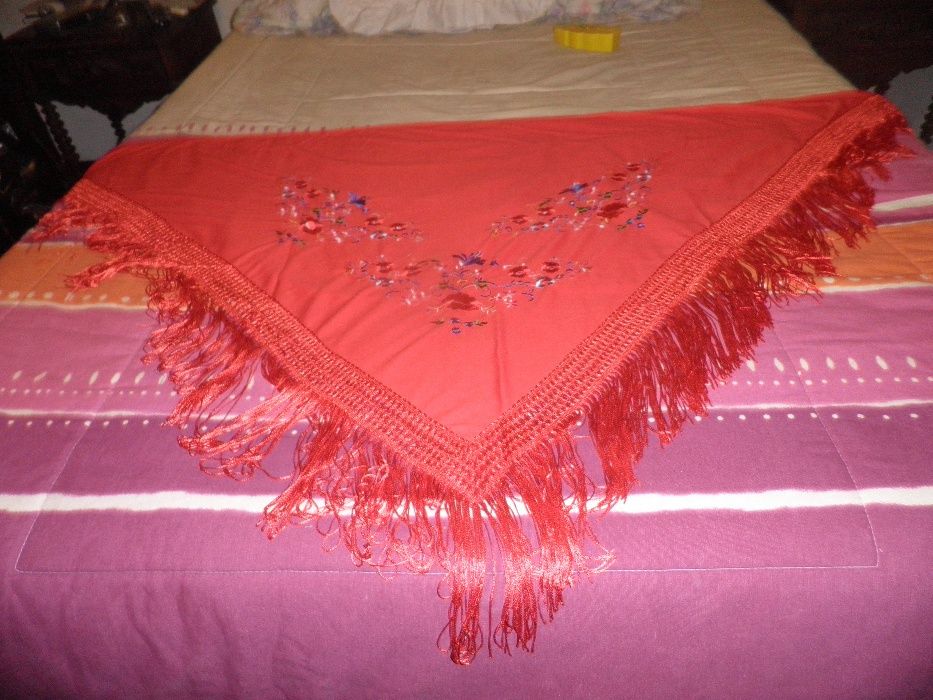 Lenços bordados novos em triangulo cada um 9,00