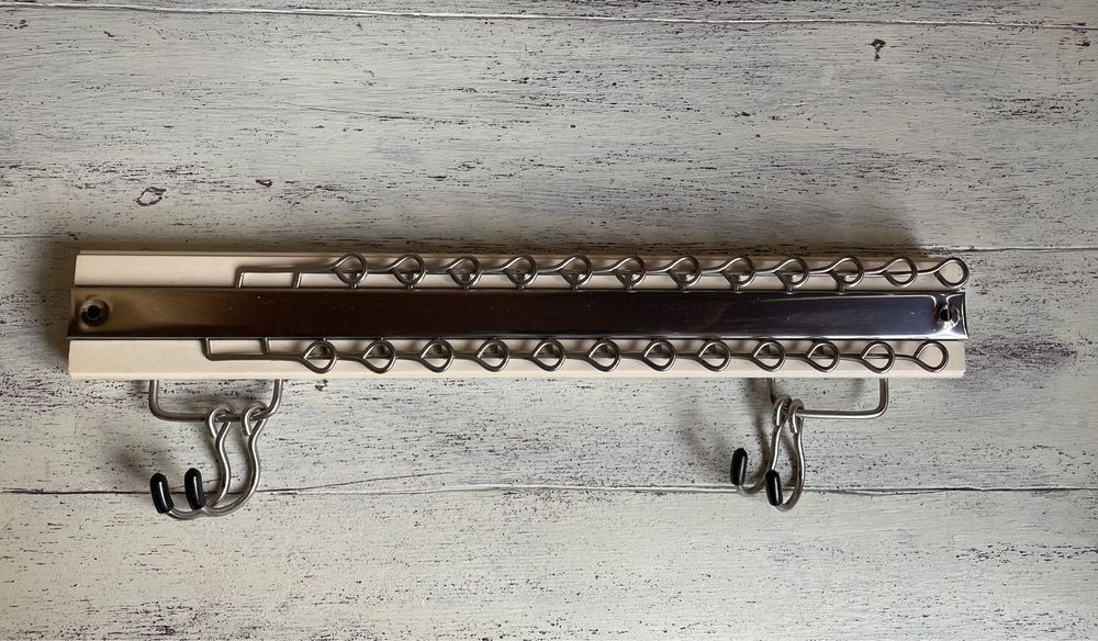 Вешалка для ремней-галстуков в шкаф-купе