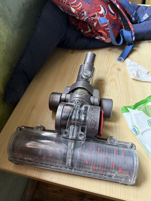 Dyson v 8 пилосос