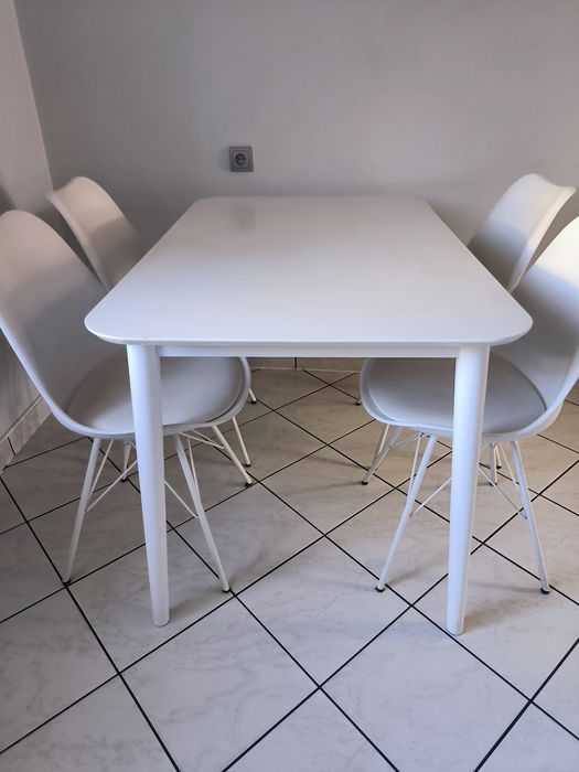 Sprzedam stół wraz z 4 krzesłami