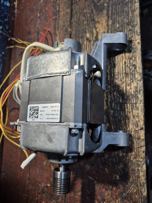 Двигун з пральної машинки