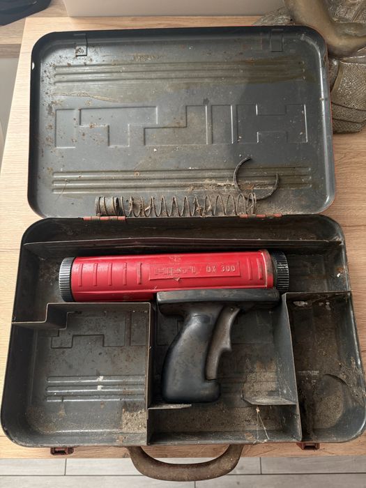 pistolet do osadzania gwozdzi osadzak gwozdziarka Hilti Dx300