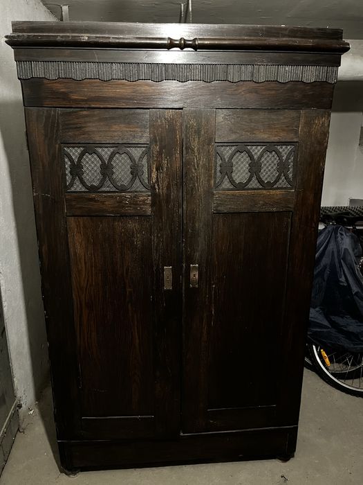 Stara stuletnia szafa Zobacz