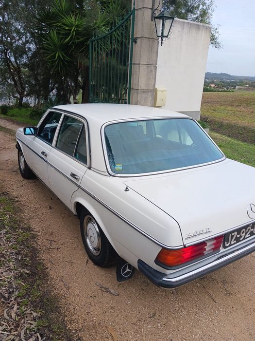 Mercedes 300d W123 reservado