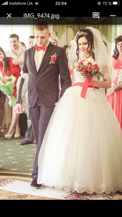 Весільна сукня з червоним бантом червоний стиль