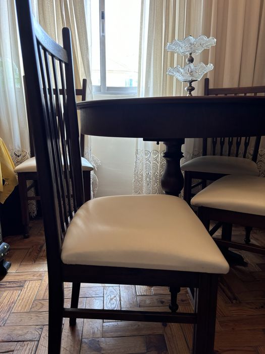 Mesa redonda madeira com seis cadeiras