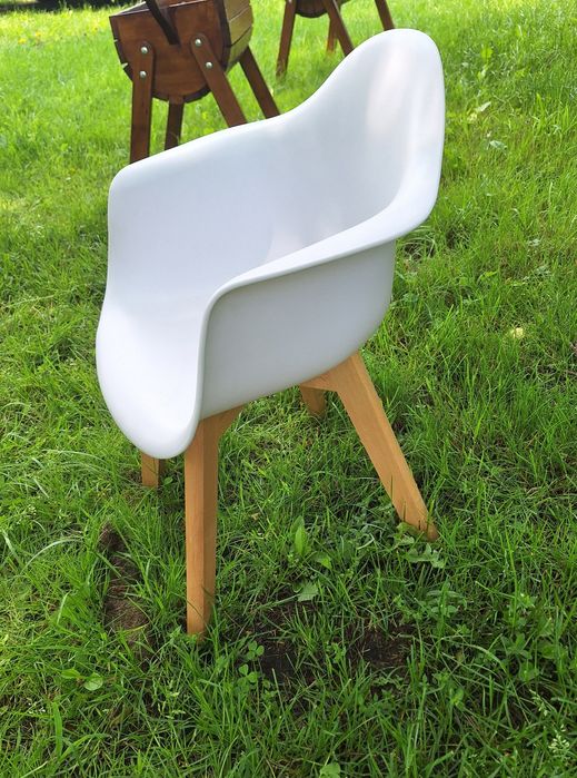 Białe krzesełko dla dziecka w stylu skandynawskim