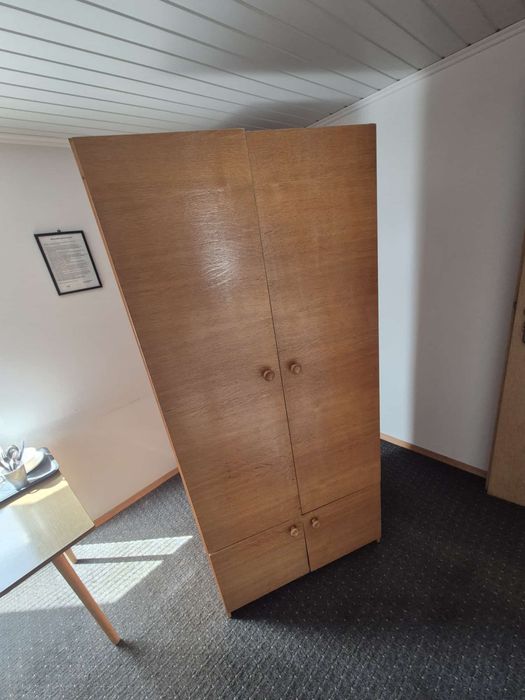 Oddam szafę fornirowaną.