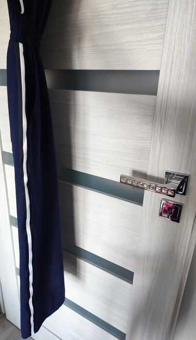 Elegancki kombinezon M z lampasami