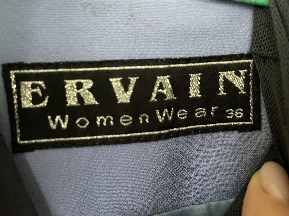 Жіночий офіційно-діловий костюм