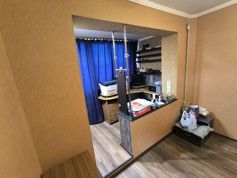 Продам 3 комнатную квартиру с ремонтом мебелью и техникой  17кв.