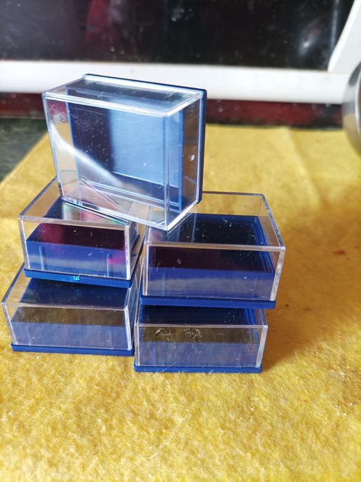 Значки и коробки пластиковые