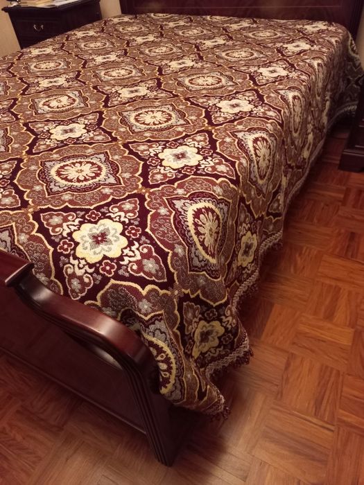 Colcha cobertor com franja em tons bordeau e amarelo