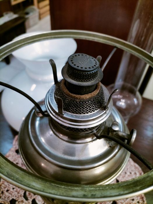 Candeeiro ou lamparina a petróleo antigo