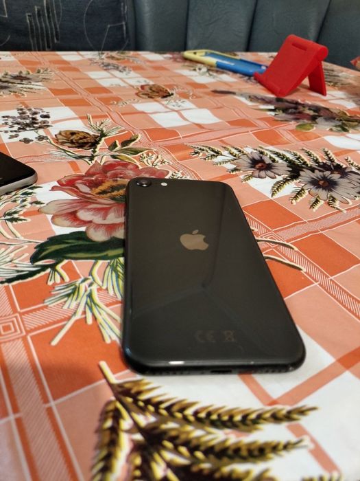Apple SE 2020 в чорному кольорі