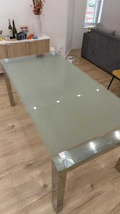 Mesa de jantar de vidro temperado e pernas de aço