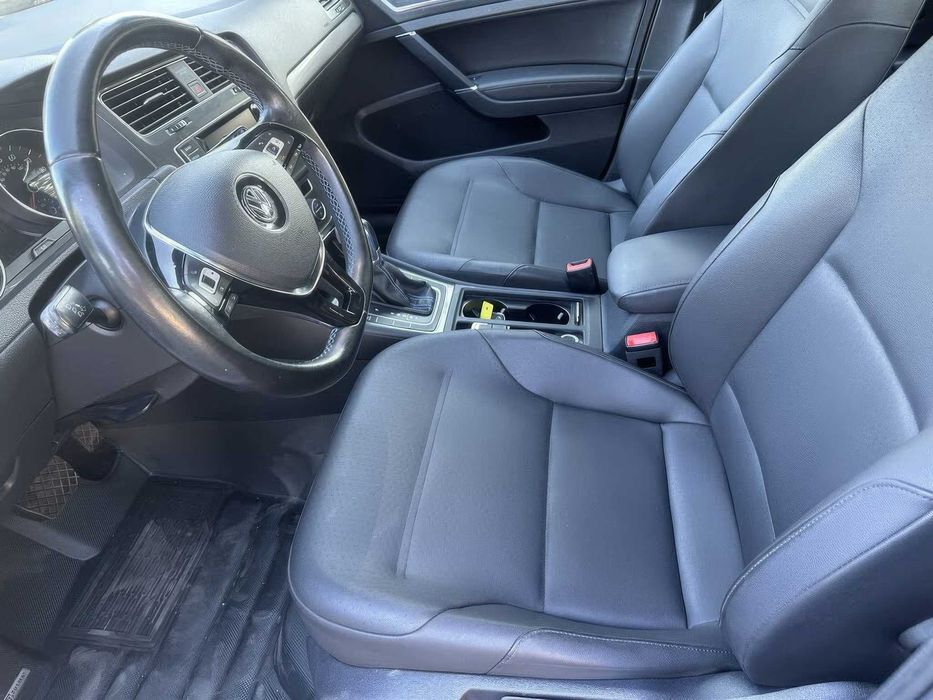 Volkswagen e-Golf      2015