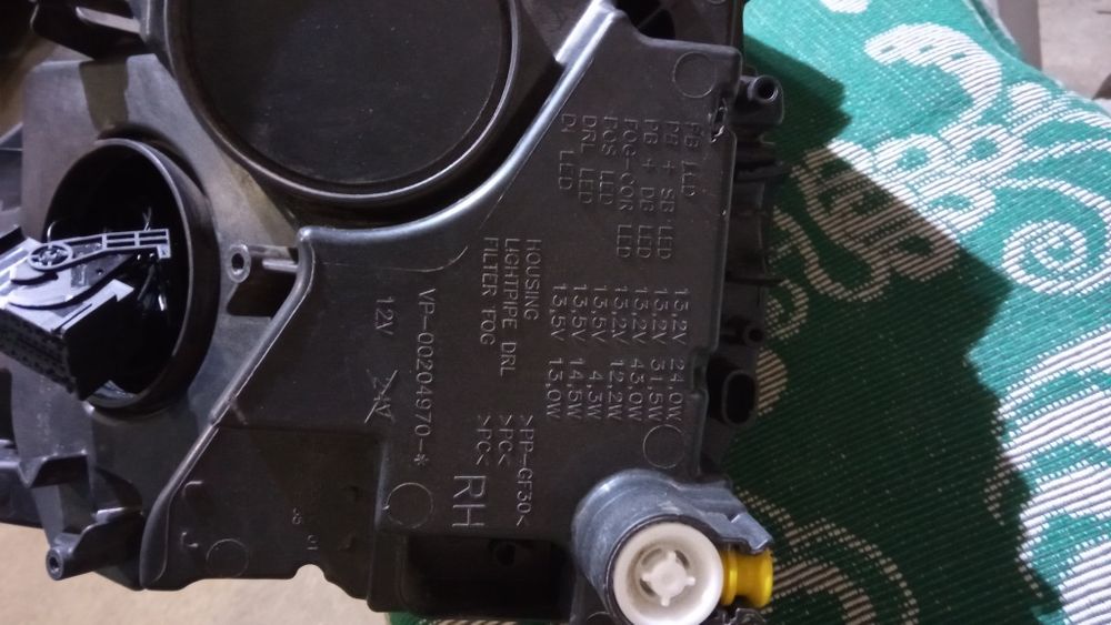 Продаю правую фару,Шкода карок