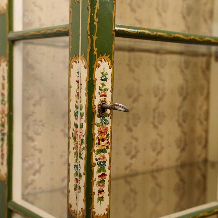 Vitrine em madeira lacada e pintada à mão