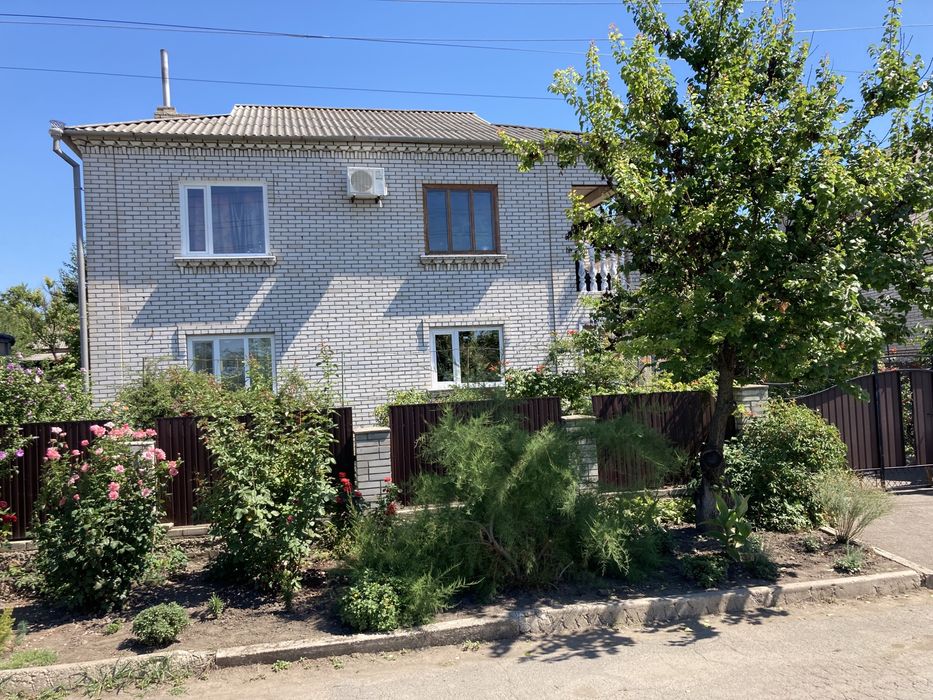 Великий будинок в гарному районі